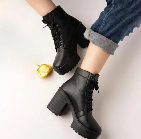 Sepatu Boot dengan Hak Chunky Berdetail Ukiran